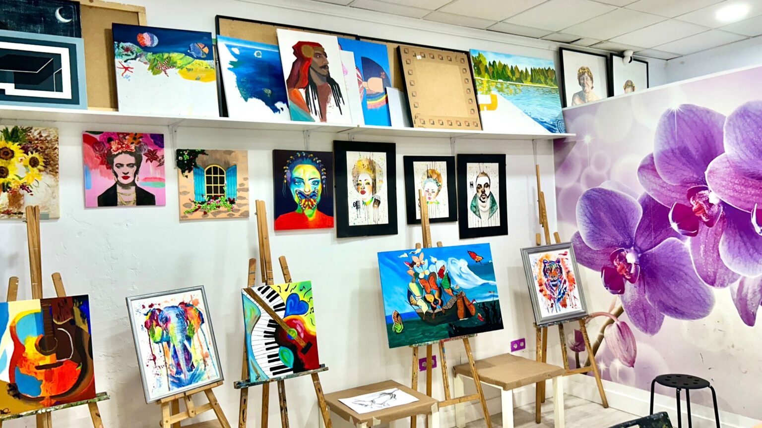 Niños en clase de pintura en Academia Creative Cartagena con técnica de caballete