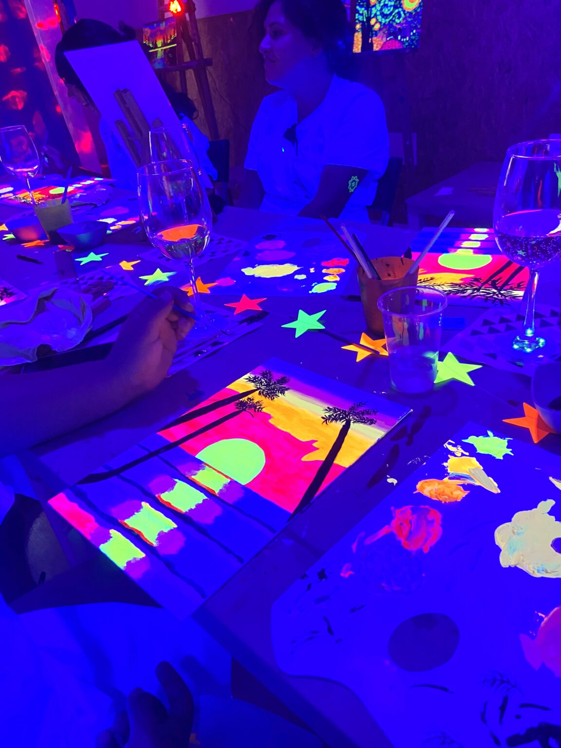Experiencia de taller de pintura flúor neón para grupos de amigas y eventos en Cartagena