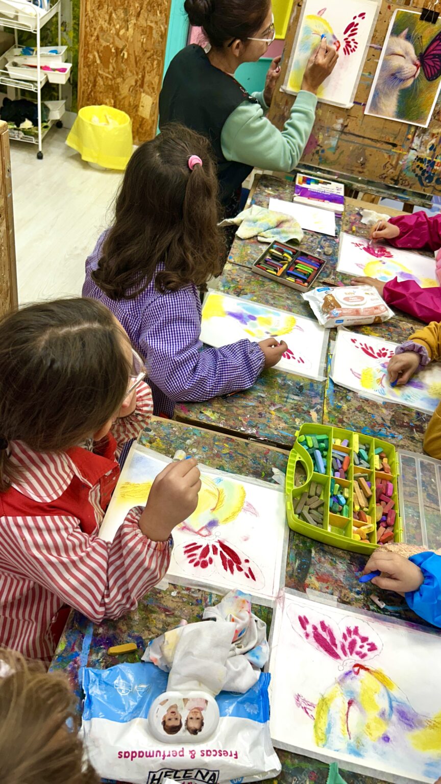 Grupo de niños celebrando fiesta de cumpleaños con temática artística en Academia Creative