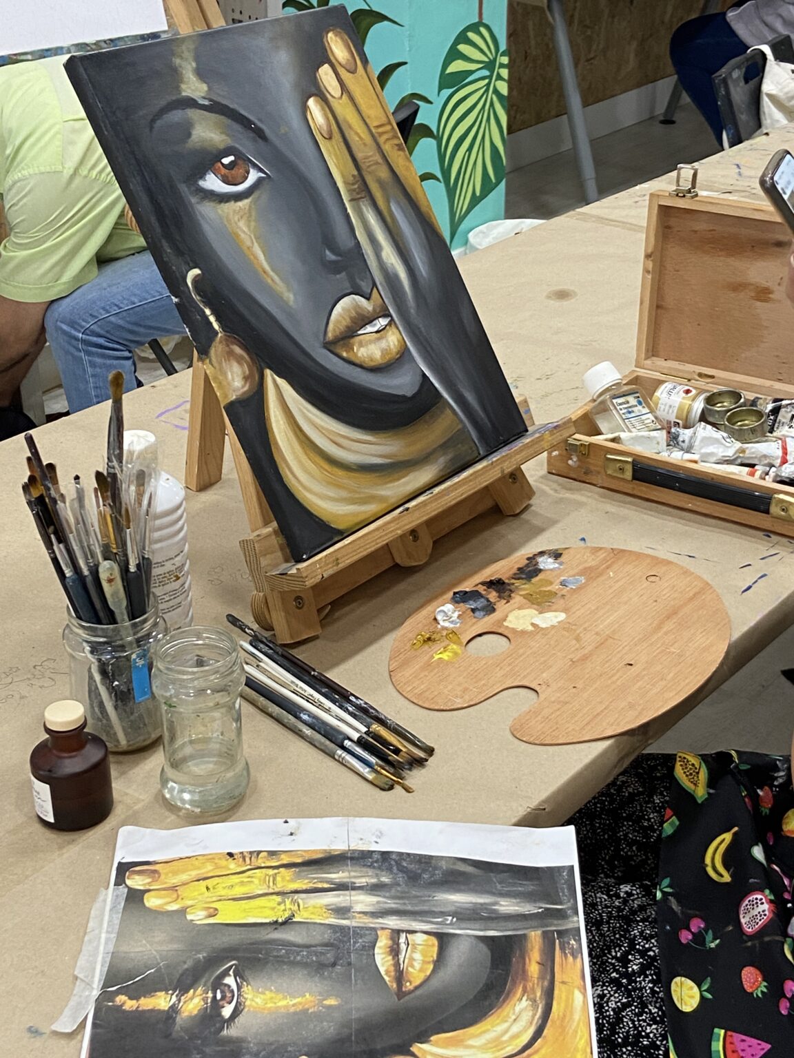 Profesora especialista en educación especial trabajando con alumno TDAH en clase de arte adaptada