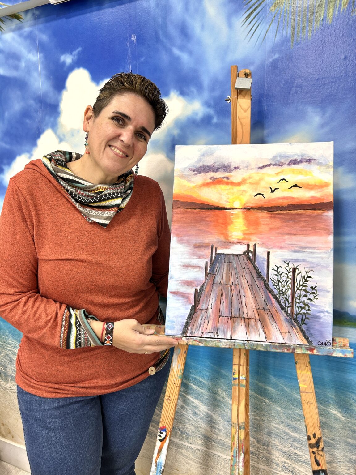 Muestra de cuadros de alumnos en exposición de arte benéfica organizada por Academia Creative Cartagena