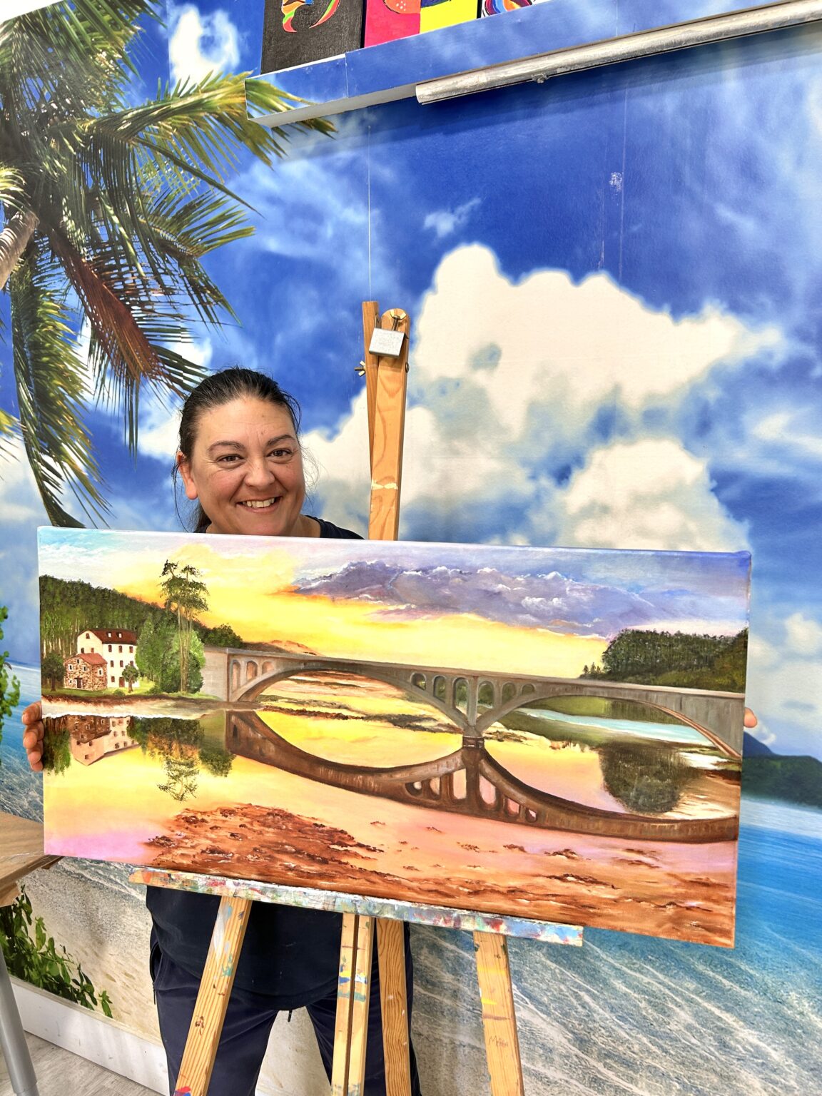 Interior del estudio de arte en el Paseo Siena, Cartagena, con grupos reducidos y ambiente seguro
