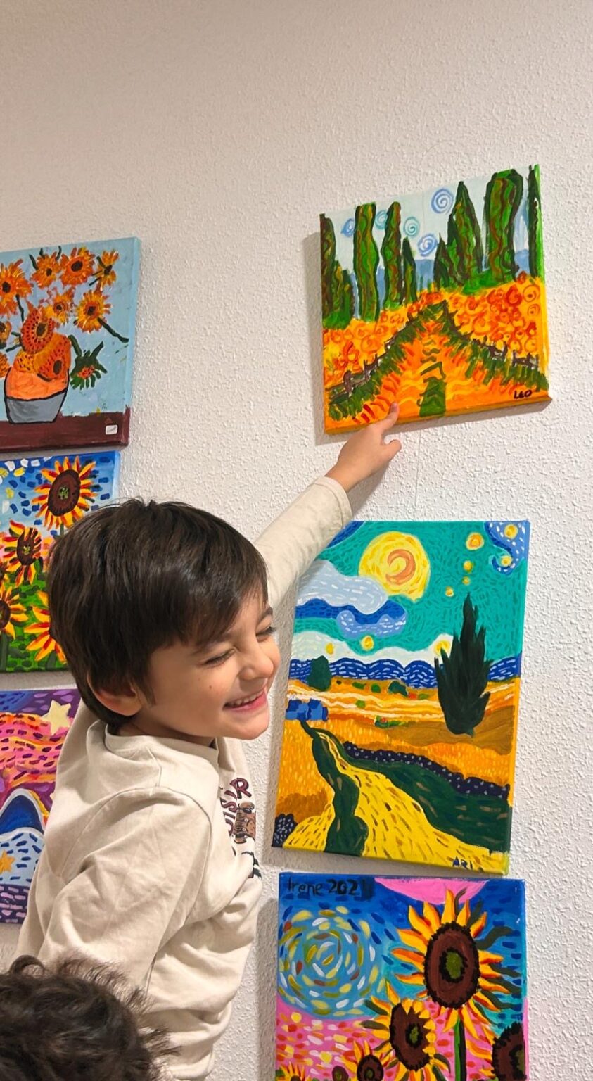 Madre e hija compartiendo taller artístico familiar en Academia Creative de Santa Ana, Cartagena